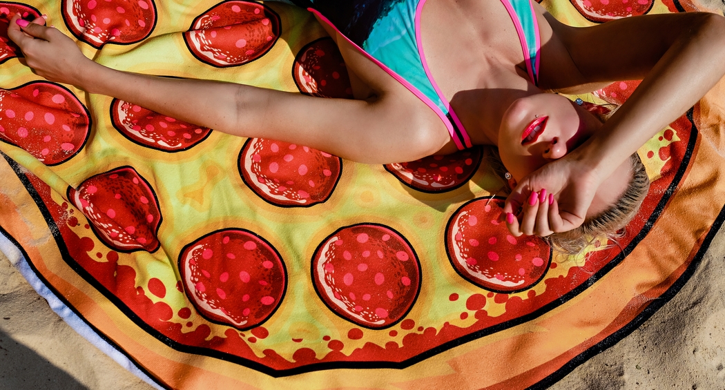 "Sun, Surf, Sunset" // Fun Pizza Towel by Atlanta fashion blogger Chelissima